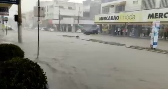 Inmet emite alerta de tempestade com granizo para 85% das cidades mineiras, incluindo Nanuque