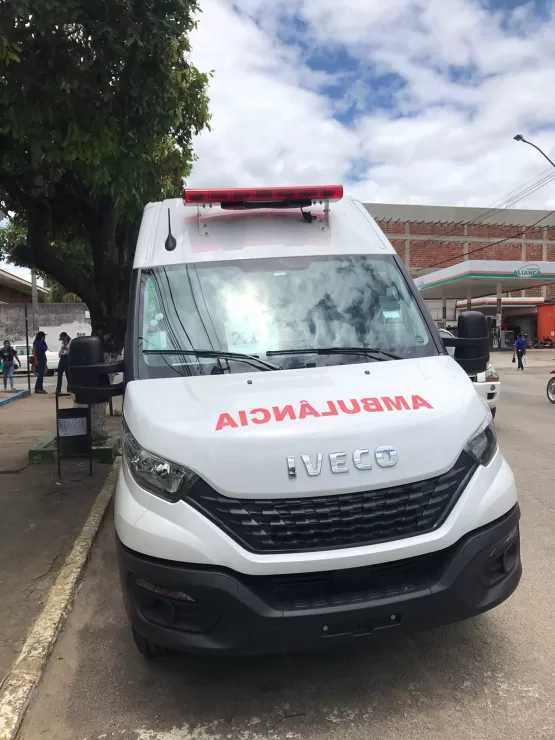 Nanuque recebe ambulância de Gustavo Santana