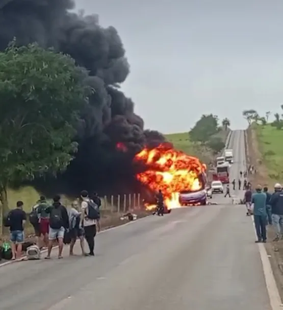 Ônibus de turismo pega fogo próximo a Nanuque