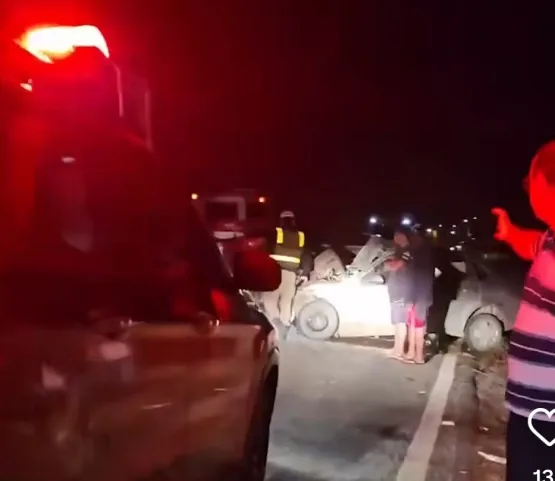 Carro colide em ônibus queimado