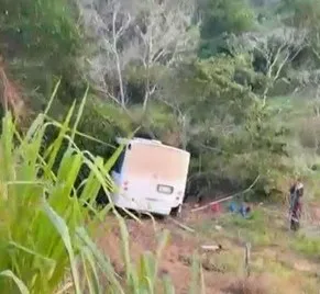 Ônibus com destino a Montanha caiu em ribanceira