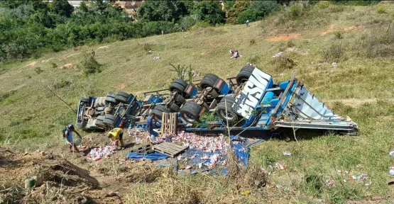 Acidente com caminhão de cerveja na BR-418 vira rotina no trecho próximo a Nanuque