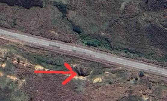 Carro sai da pista e para em cima de pedra na MGC-418, entre Nanuque e Carlos Chagas