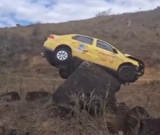 Carro sai da pista e para em cima de pedra na MGC-418, entre Nanuque e Carlos Chagas