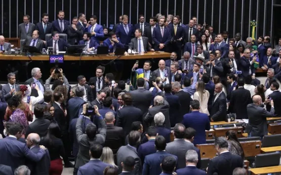 Maioria dos deputados mineiros votaram a favor da PEC da blindagem