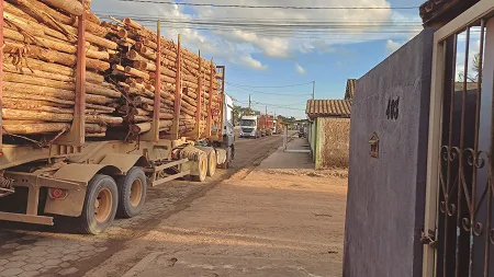 TRÁFEGO INTENSO DE CARRETAS REVOLTA MORADORES EM SERRA