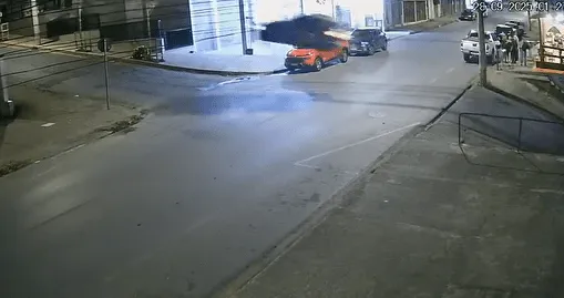 Carro e viatura voam em perseguição maluca