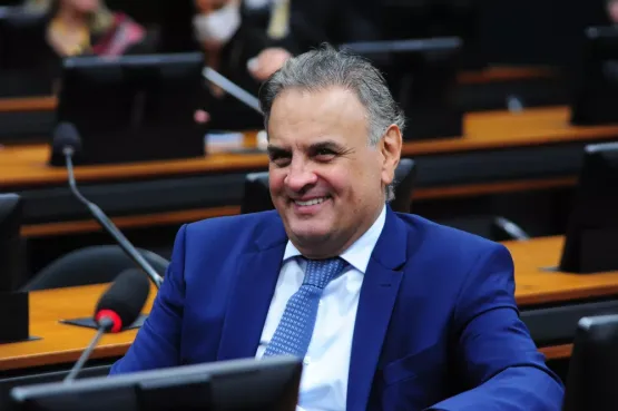 Aécio lidera corrida pelo governo de Minas em cenário sem Cleitinho, aponta Paraná Pesquisas