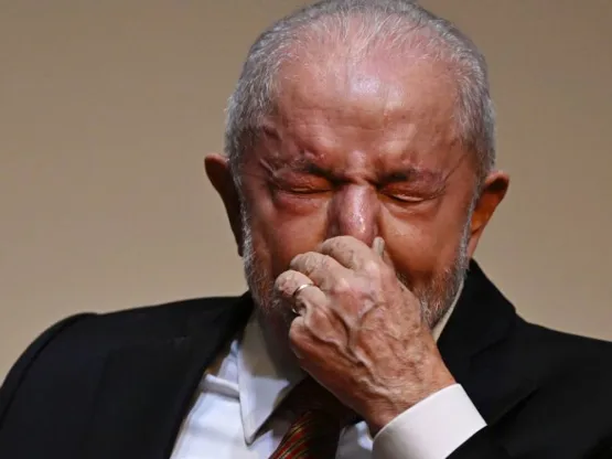 Lula chega à eleição desgastado e o país sente
