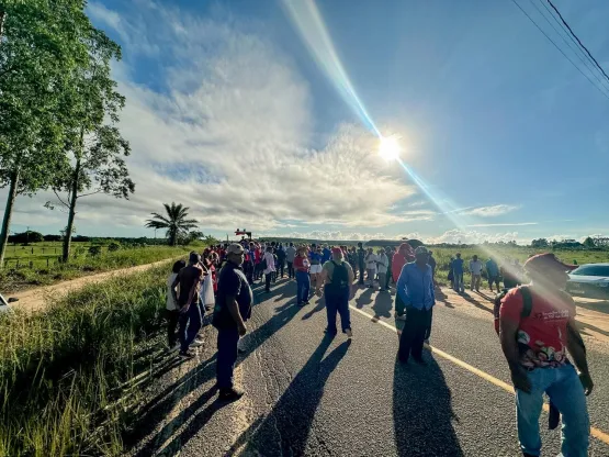MST bloqueia rodovia de Mucuri