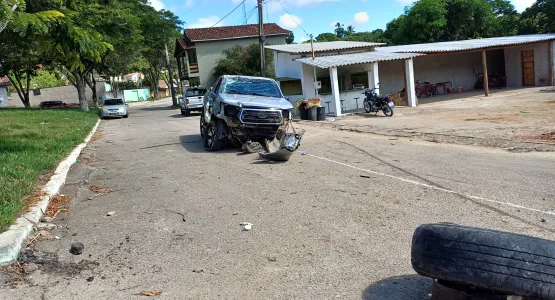 Caminhonete colide contra posto de combustíveis em Serra dos Aimorés