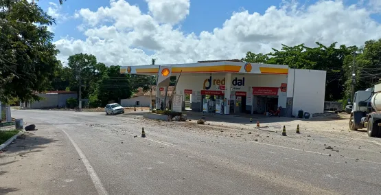 Caminhonete colide contra posto de combustíveis em Serra dos Aimorés