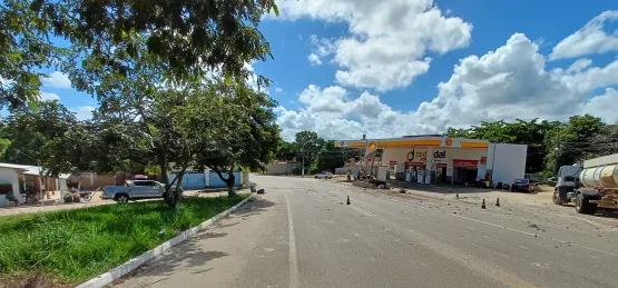 Caminhonete colide contra posto de combustíveis em Serra dos Aimorés