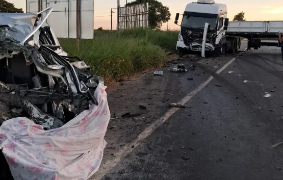 Colisão frontal na BR-101 mata morador de Nanuque e interdita rodovia em Teixeira de Freitas
