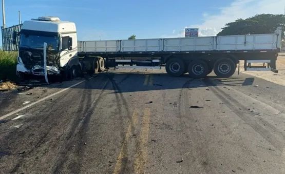 Colisão frontal na BR-101 mata morador de Nanuque e interdita rodovia em Teixeira de Freitas