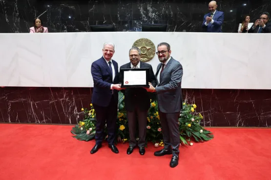 Deputado Gustavo Santana homenageia jornalista Paulo César de Oliveira