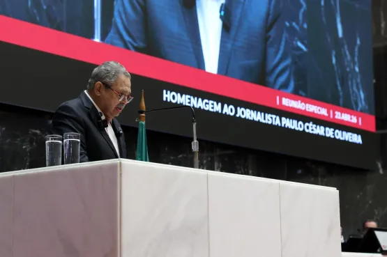 Deputado Gustavo Santana homenageia jornalista Paulo César de Oliveira