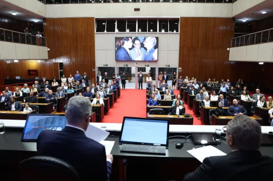 Deputado Gustavo Santana homenageia jornalista Paulo César de Oliveira