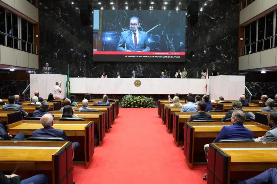 Deputado Gustavo Santana homenageia jornalista Paulo César de Oliveira