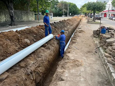 NOVA ADUTORA DE ÁGUA TRATADA AMPLIA EFICIÊNCIA DO ABASTECIMENTO EM NANUQUE