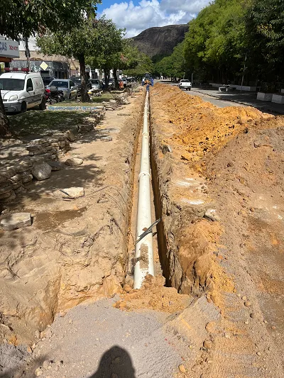 NOVA ADUTORA DE ÁGUA TRATADA AMPLIA EFICIÊNCIA DO ABASTECIMENTO EM NANUQUE