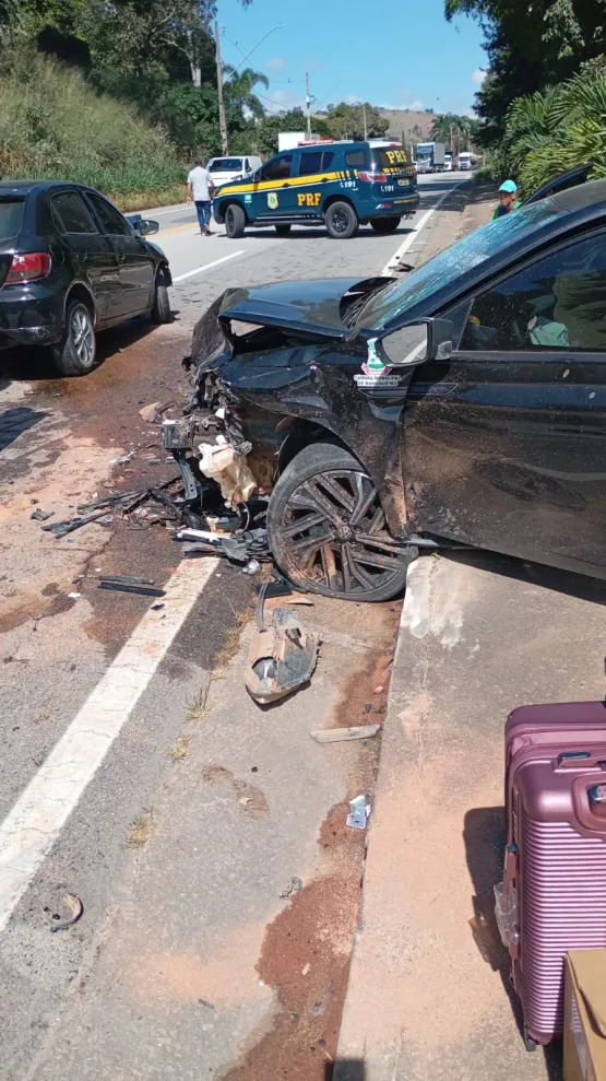 Veículo da Câmara de Nanuque se envolve em acidente na BR-116 próximo a Teófilo Otoni