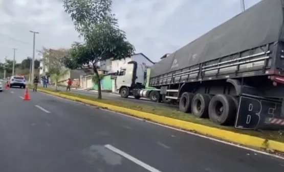 Caminhão volta de ré e derruba poste na Avenida Santos Dumont