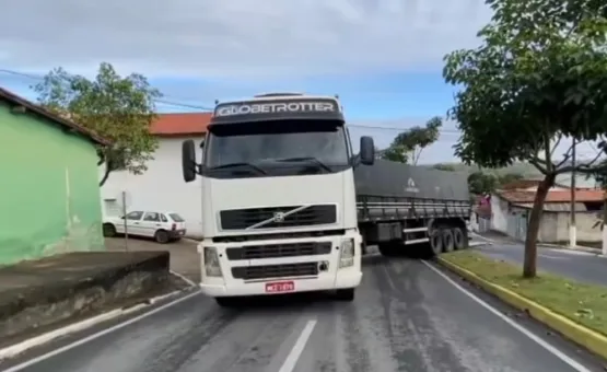 Caminhão volta de ré e derruba poste na Avenida Santos Dumont