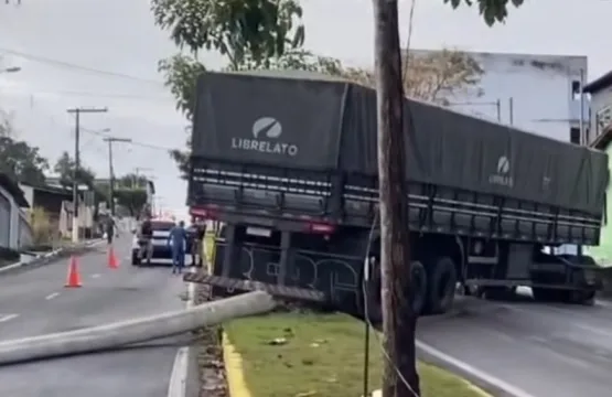 Caminhão volta de ré e derruba poste na Avenida Santos Dumont