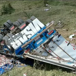 Acidente com caminhão de cerveja na BR-418 vira rotina no trecho próximo a Nanuque