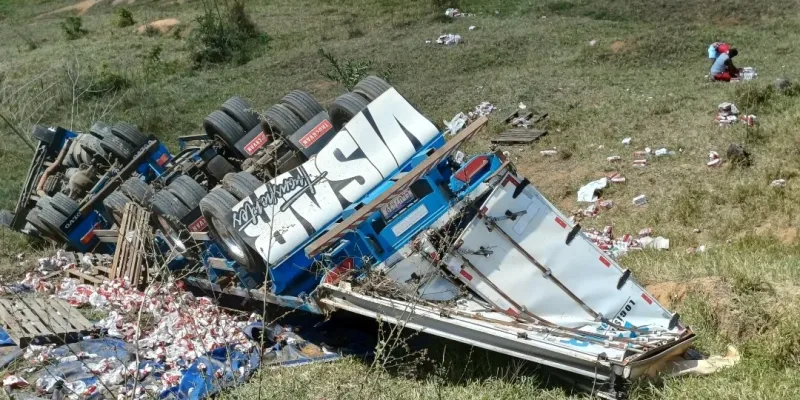 Acidente com caminhão de cerveja na BR-418 vira rotina no trecho próximo a Nanuque