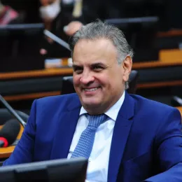 Aécio lidera corrida pelo governo de Minas em cenário sem Cleitinho, aponta Paraná Pesquisas