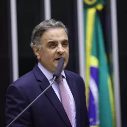 Aécio Neves cobra desculpas do PT aos brasileiros por voto contrário à Constituição em 1988