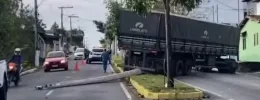 Caminhão volta de ré e derruba poste na Avenida Santos Dumont