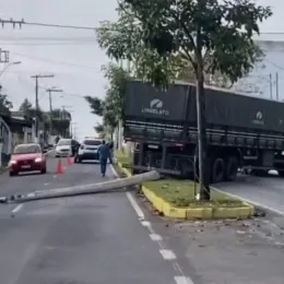 Caminhão volta de ré e derruba poste na Avenida Santos Dumont