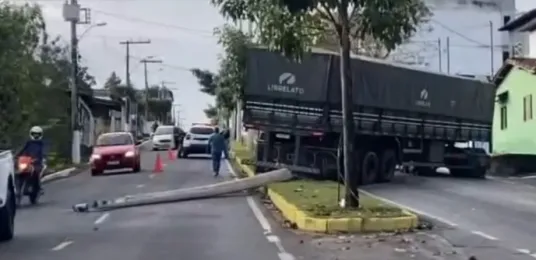 Caminhão volta de ré e derruba poste na Avenida Santos Dumont