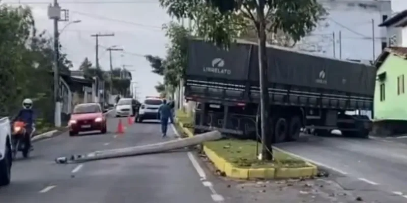 Caminhão volta de ré e derruba poste na Avenida Santos Dumont