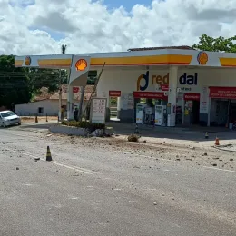 Caminhonete colide contra posto de combustíveis em Serra dos Aimorés