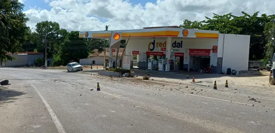 Caminhonete colide contra posto de combustíveis em Serra dos Aimorés