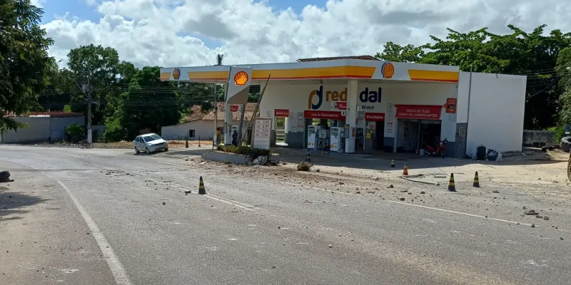 Caminhonete colide contra posto de combustíveis em Serra dos Aimorés