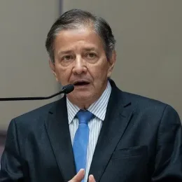 Carlos Pimenta sobe o tom, chama decisão de Moraes de política 