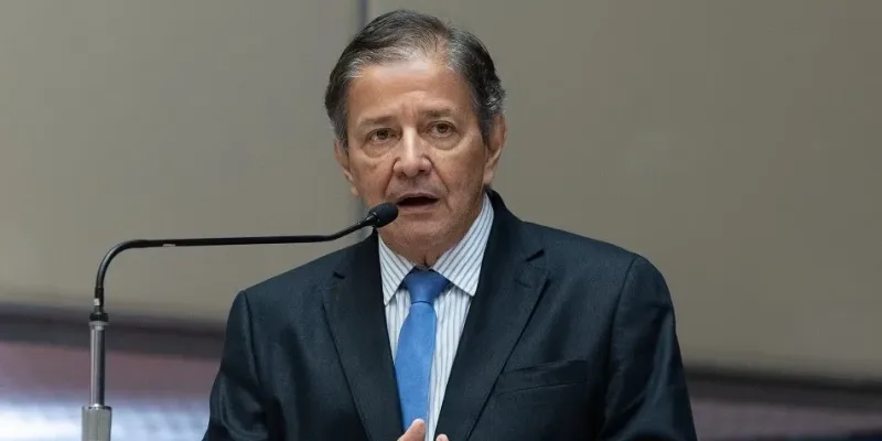 Carlos Pimenta sobe o tom, chama decisão de Moraes de política 