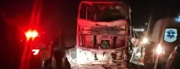 Carro colide em ônibus queimado