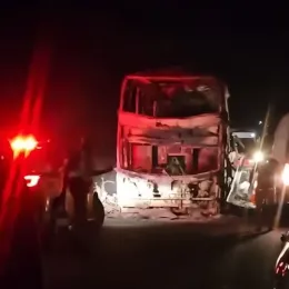 Carro colide em ônibus queimado