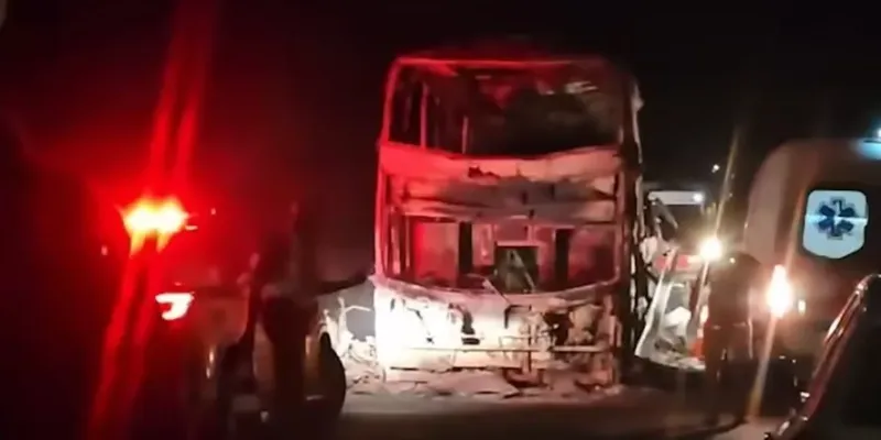 Carro colide em ônibus queimado