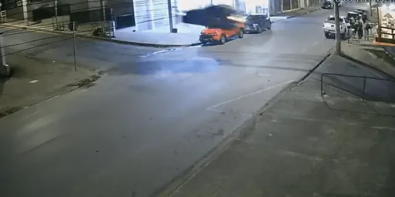 Carro e viatura voam em perseguição maluca