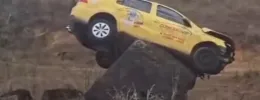 Carro sai da pista e para em cima de pedra na MGC-418, entre Nanuque e Carlos Chagas