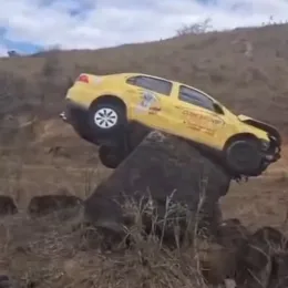 Carro sai da pista e para em cima de pedra na MGC-418, entre Nanuque e Carlos Chagas