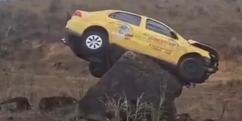 Carro sai da pista e para em cima de pedra na MGC-418, entre Nanuque e Carlos Chagas