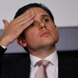 Chefe de gabinete de Hugo Motta recebeu procurações para movimentar salários de assessores desde 2011